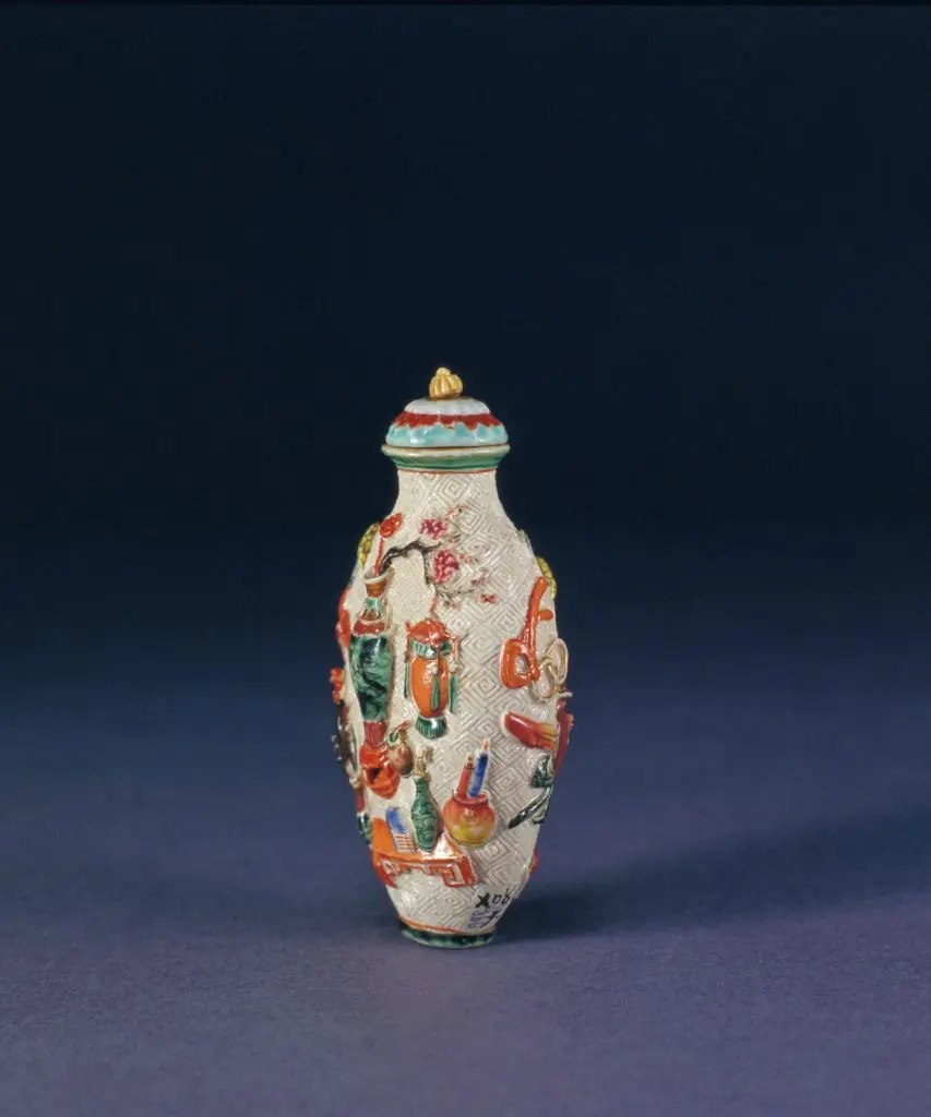 粉彩雕瓷博古图鼻烟壶 | 故宫生活器具类藏品