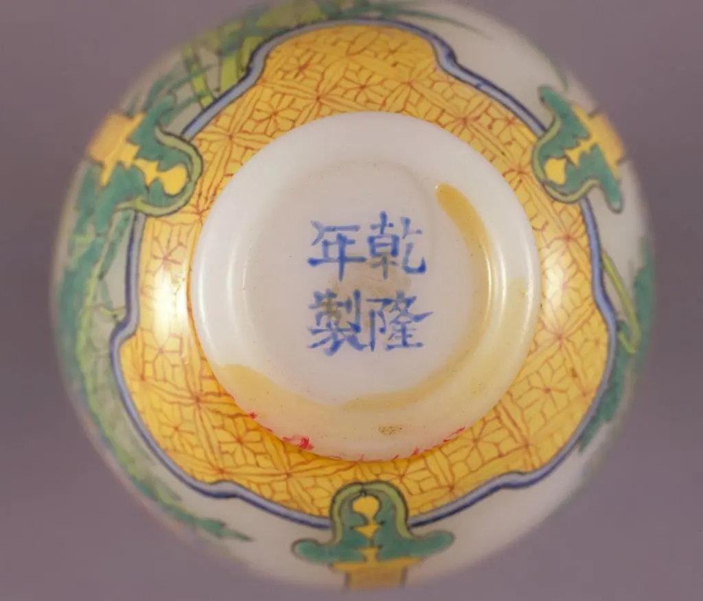 乾隆款玻璃胎画珐琅花卉纹瓶 | 故宫玻璃器藏品