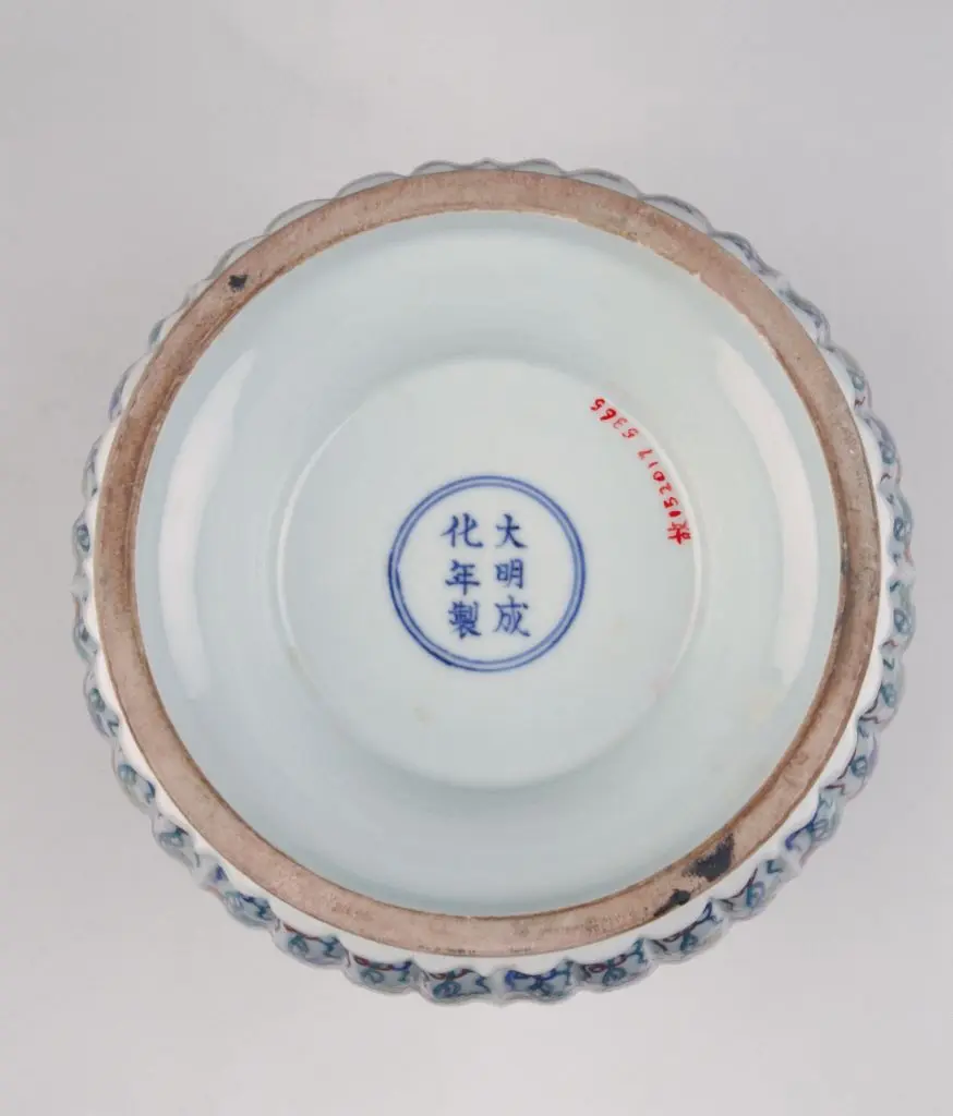 斗彩勾莲菊瓣尊 | 故宫陶瓷器藏品