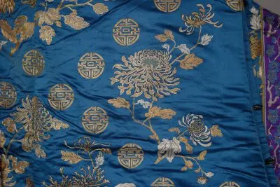 品月色缎平金银团寿菊花棉衬衣 | 故宫织绣类藏品