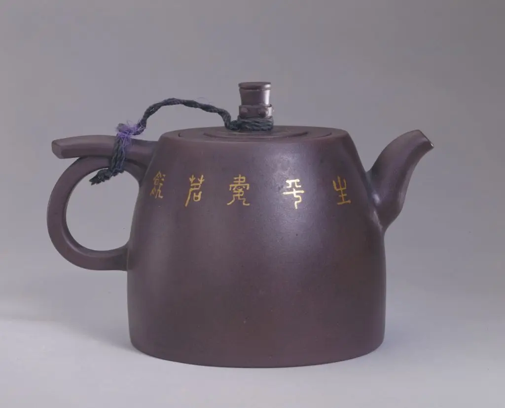 宜兴窑“阿曼陀室”款紫砂描金山水纹茶壶 | 故宫陶瓷器藏品