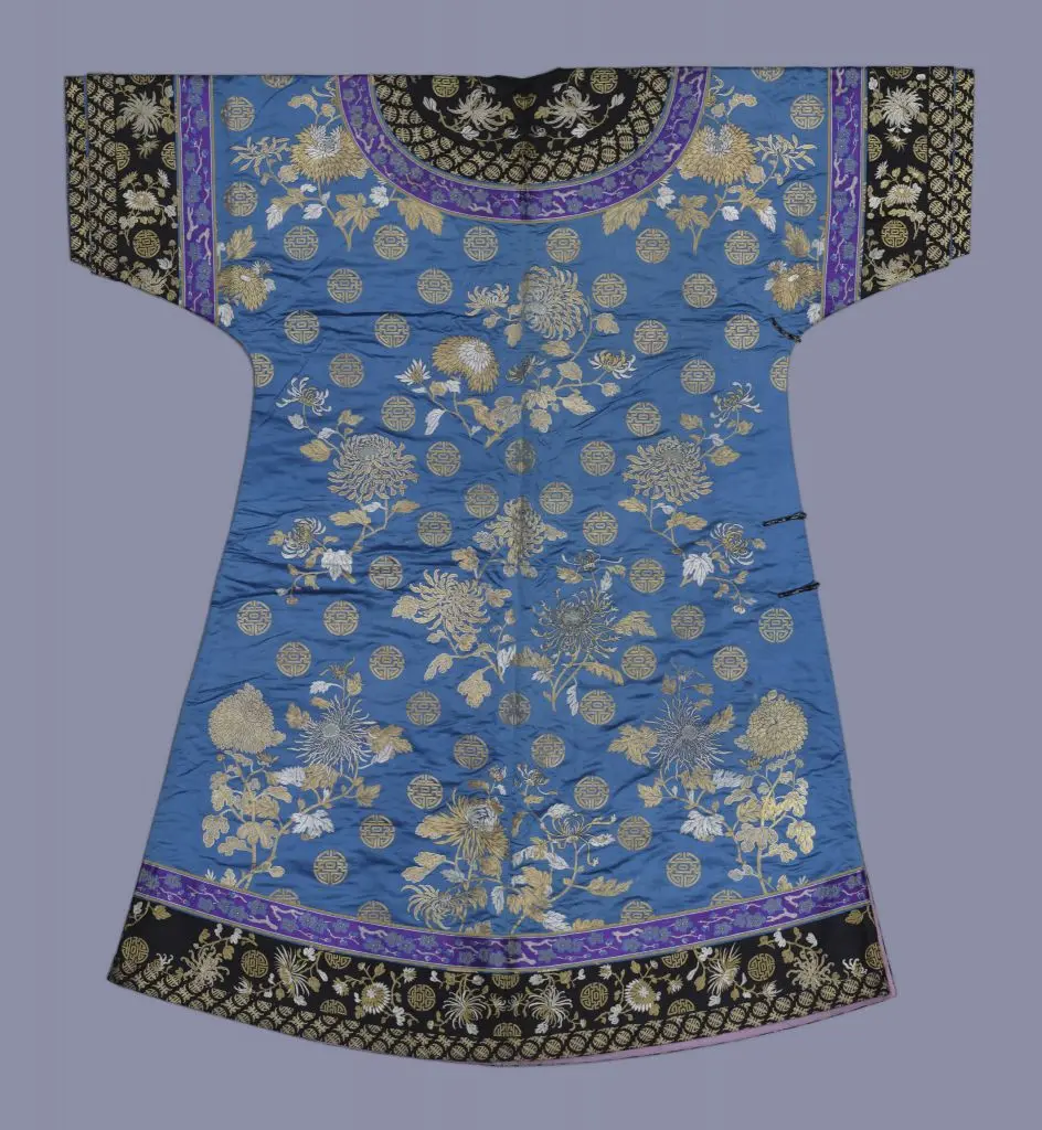品月色缎平金银团寿菊花棉衬衣 | 故宫织绣类藏品