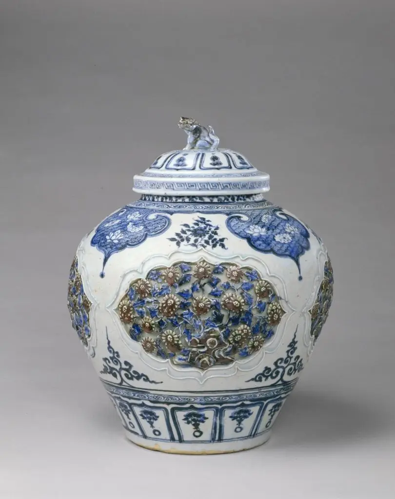 景德镇窑青花釉里红镂雕盖罐 | 故宫陶瓷器藏品
