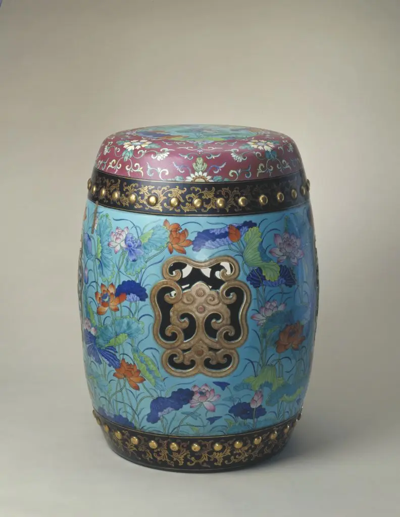 斗彩荷莲图鼓钉绣墩 | 故宫陶瓷器藏品