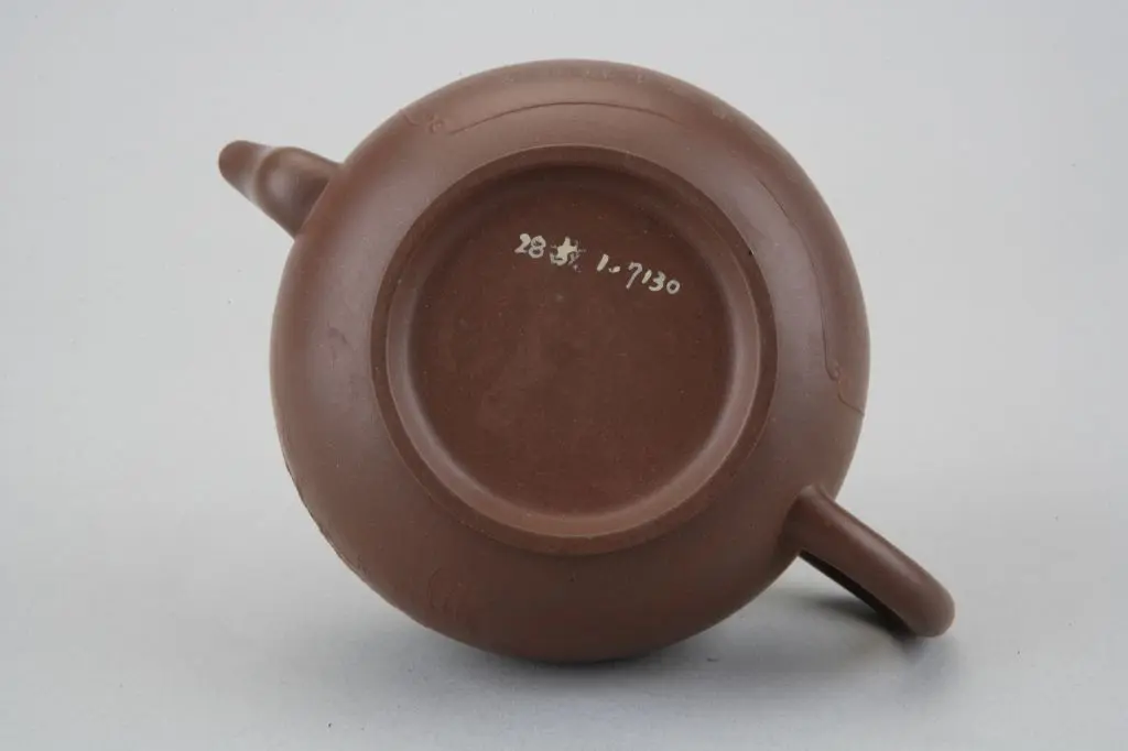 宜兴窑紫砂胎泥绘烹茶图题乾隆御制诗文执壶 | 故宫陶瓷器藏品