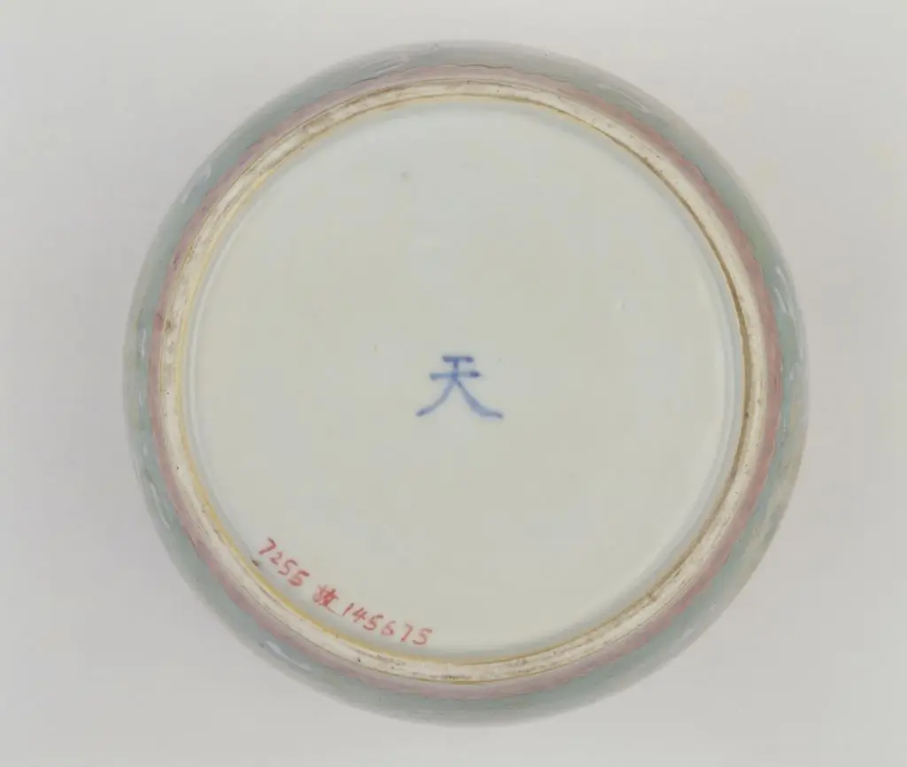 斗彩海水龙纹“天”字盖罐 | 故宫陶瓷器藏品