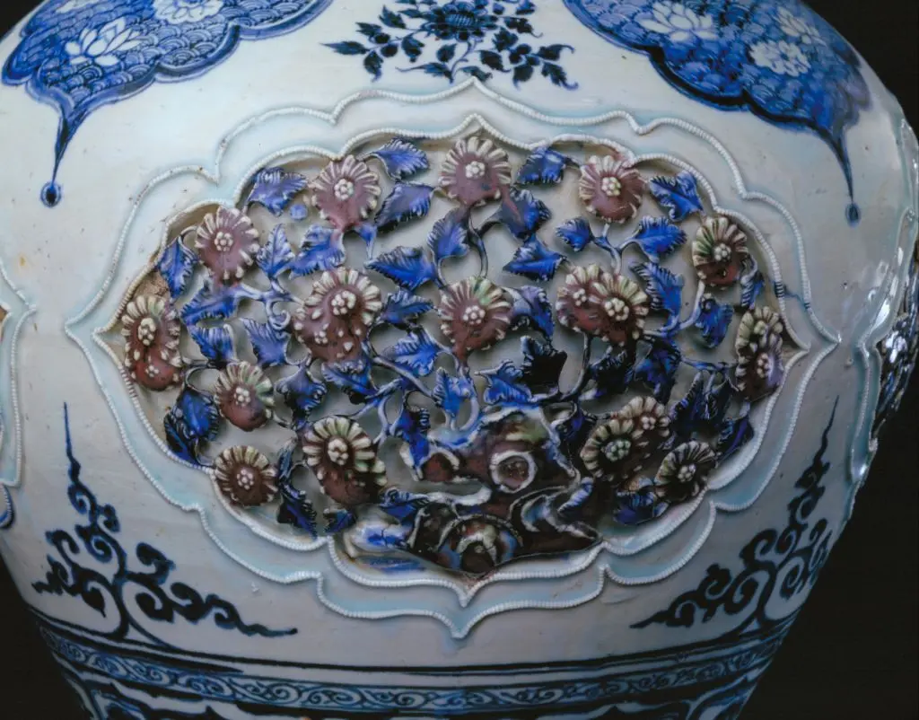 景德镇窑青花釉里红镂雕盖罐 | 故宫陶瓷器藏品