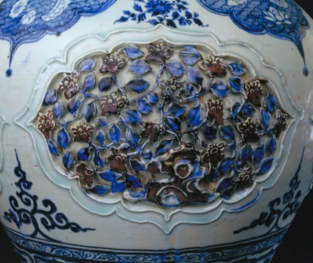 景德镇窑青花釉里红镂雕盖罐 | 故宫陶瓷器藏品