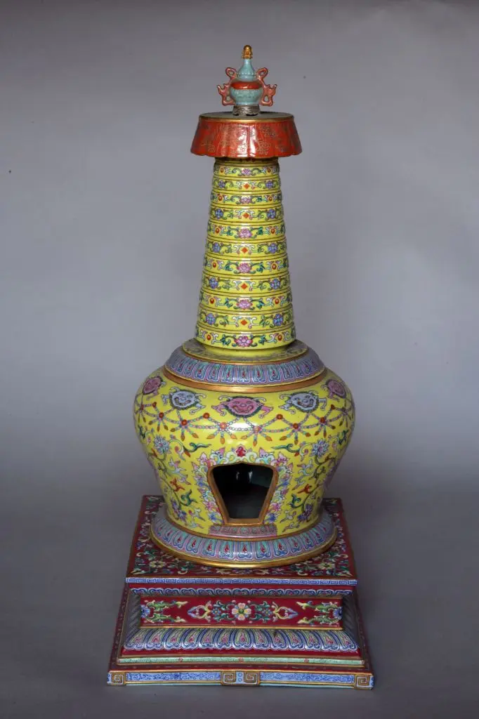 黄地粉彩勾莲纹佛塔 | 故宫陶瓷器藏品