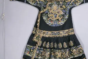 石青色云龙妆花缎袷朝袍 - 故宫织绣类藏品