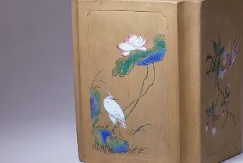 宜兴窑紫砂粉彩四季花鸟图委角笔筒 - 故宫陶瓷器藏品