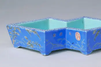 蓝地墨彩花鸟纹方胜式花盆 - 故宫陶瓷器藏品