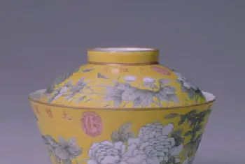 黄地墨彩花蝶纹盖碗 - 故宫陶瓷器藏品