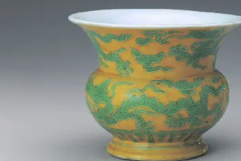 黄地绿彩云龙纹尊 - 故宫陶瓷器藏品