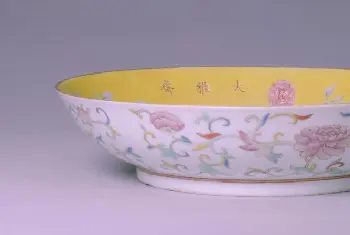 黄地墨彩花蝶纹盘 - 故宫陶瓷器藏品