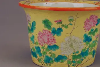 黄地粉彩菊花纹圆花盆 - 故宫陶瓷器藏品