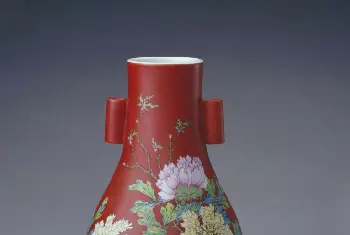 珊瑚红地粉彩牡丹纹贯耳瓶 - 故宫陶瓷器藏品